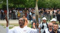 Image for story: Snoop Dogg carries the Olympic torch before opening ceremony in Paris